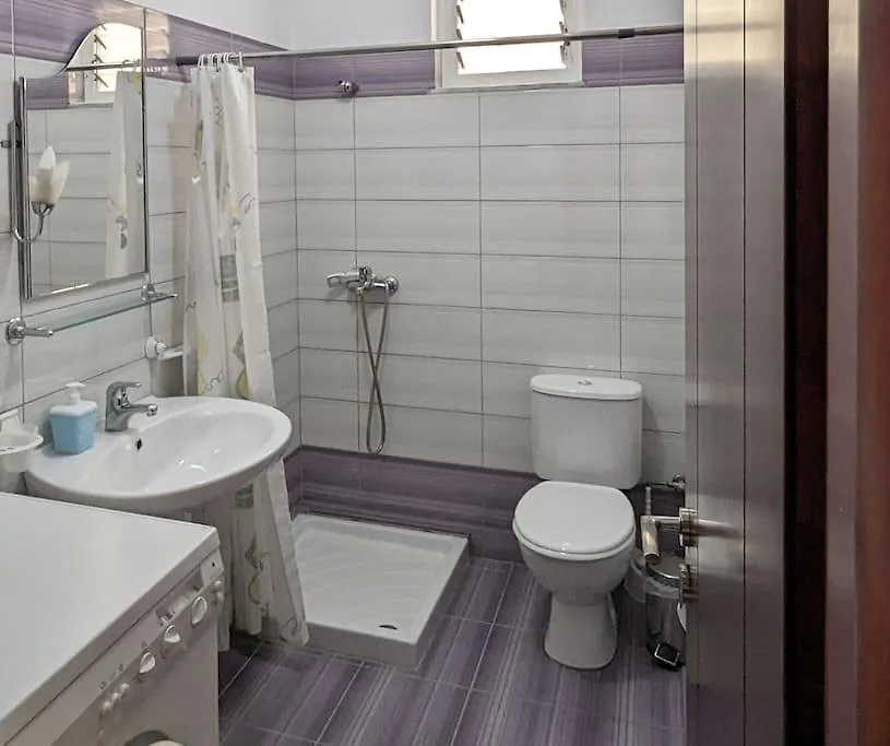 Sharing Apt- Private Room With 2 Beds Sarande